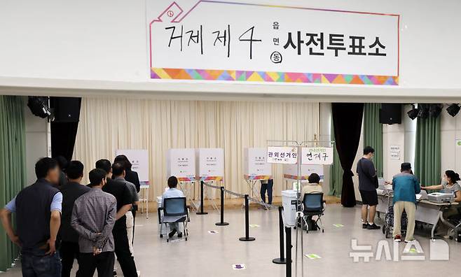 [부산=뉴시스] 하경민 기자 = 제21대 대통령선거 사전투표 첫날인 29일 부산 연제구 거제4동행정복지센터에 마련된 사전투표소에서 시민들이 소중한 한 표를 행사하고 있다. 부산 사전투표는 오는 30일까지 이틀간 오전 6시~오후 6시 투표소 206곳에서 진행된다. 2025.05.29. yulnetphoto@newsis.com