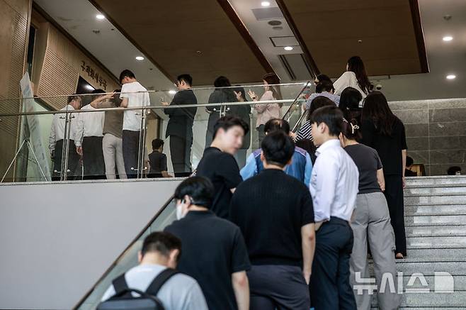 [서울=뉴시스] 정병혁 기자 = 제21대 대통령선거 사전투표 첫 날인 29일 서울 영등포구 영등포아트홀에 설치된 사전투표소를 찾은 유권자들이 투표를 하기위해 줄 서 있다. 2025.05.29. jhope@newsis.com