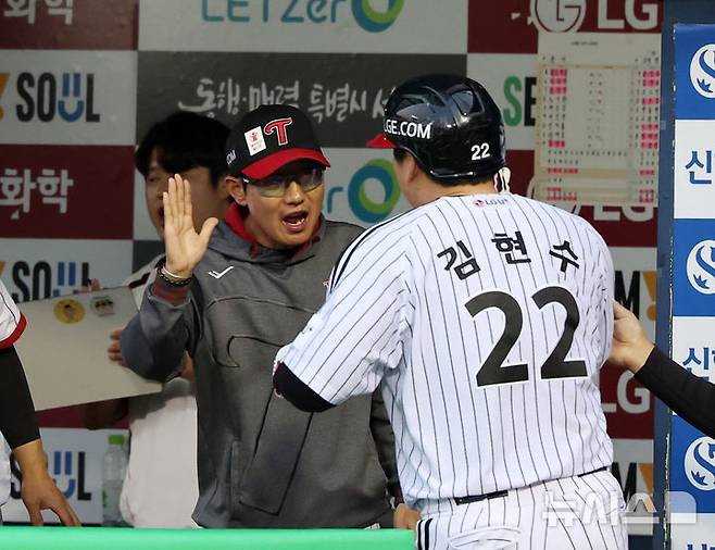 [서울=뉴시스] 김명년 기자 = 28일 서울 송파구 잠실야구장에서 열린 2025 KBO리그 한화 이글스와 LG 트윈스의 경기, 4회말 1사 주자 없는 상황 LG 김현수가 홈런을 친뒤 염경엽 감독과 하이파이브하고 있다. 2025.05.28. kmn@newsis.com