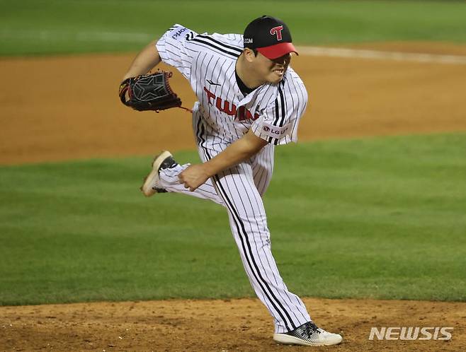 [서울=뉴시스] 김금보 기자 = 13일 서울 송파구 잠실야구장에서 열린 '2023 신한은행 쏠 KBO 한국시리즈(KS)' 5차전 kt 위즈와 LG 트윈스의 경기, 8회초 2사 주자없는 상황 LG 함덕주가 kt 알포드를 삼진 아웃으로 잡아내고 있다. 2023.11.13. kgb@newsis.com