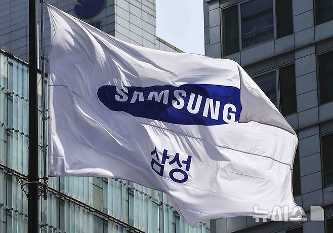 [서울=뉴시스] 김근수 기자 = 8일 서울 서초구 삼성전자 서초사옥에 깃발이 바람에 날리고 있다. 2025.04.08. ks@newsis.com