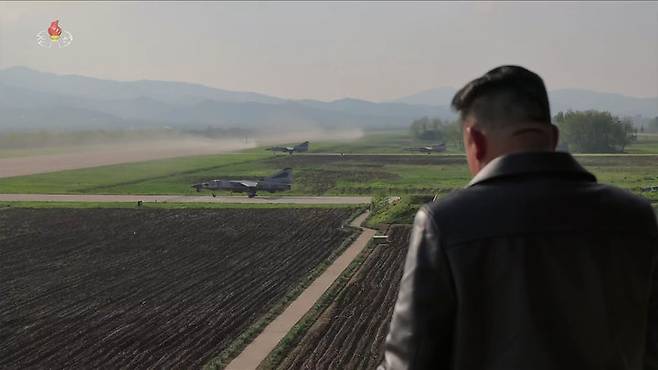 [서울=뉴시스] = 김정은 북한 국무위원장이 지난 15일 제1공군사단 관하 비행연대를 방문해 공군 반항공(방공)전투 및 공습 훈련을 지도했다고 조선중앙TV가 17일 보도했다. 중앙TV가 공개한 사진을 보면 미그(MiG)-29와 수호이(Su)-25 등 북한 공군의 최신 자산이 이날 훈련에 동원됐다.  (사진=조선중앙TV 캡처) 2025.05.17. photo@newsis.com *재판매 및 DB 금지