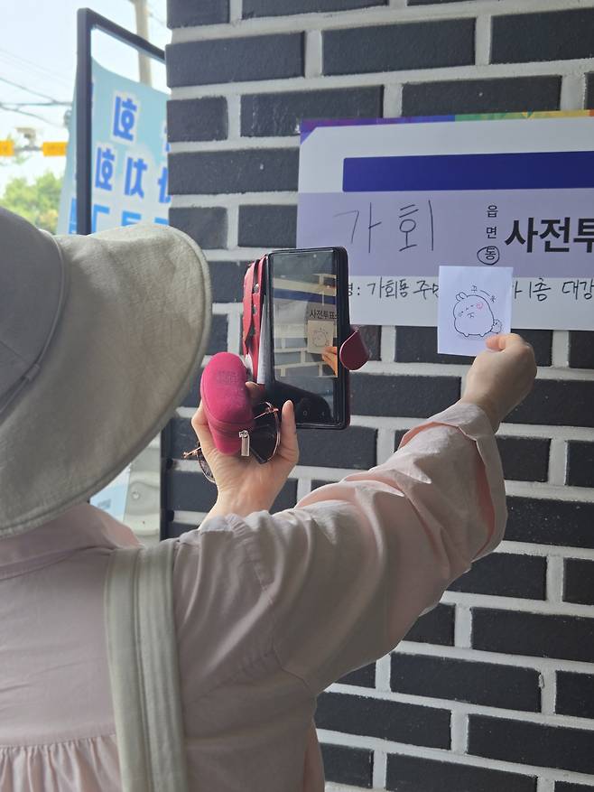 투표 인증샷을 남기는 시민 [촬영 박지운]