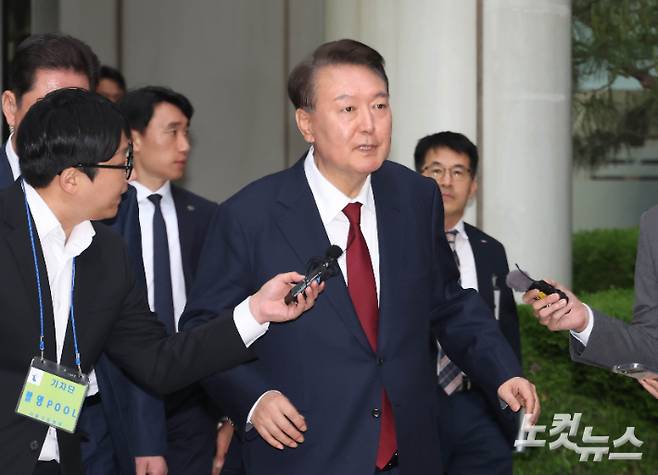 윤석열 전 대통령이 19일 서울 서초구 중앙지방법원에서 열린 내란 우두머리 혐의, 직권남용 권리행사방해 혐의 사건 4차 공판을 마친 뒤 법정을 나서고 있다. 사진공동취재단