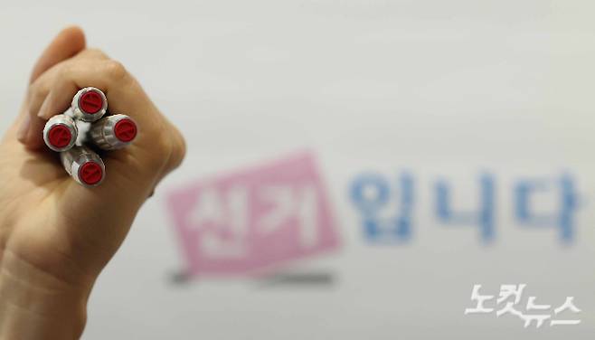 제21대 대통령선거 사전투표가 부산에서도 총 206개 투표소가 설치돼 본격적인 표심 경쟁이 펼쳐진다.사진은 사전투표소에서 관계자가 기표 도장을 들어 보이고 있다. 박종민 기자