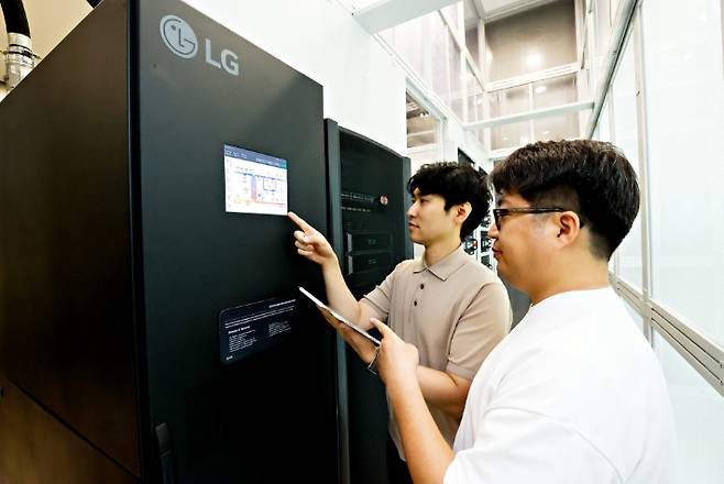 LG유플러스 직원이 AI 데이터센터 액체 냉각 솔루션인 LG전자 CDU를 테스트하고 있다. LG유플러스 제공