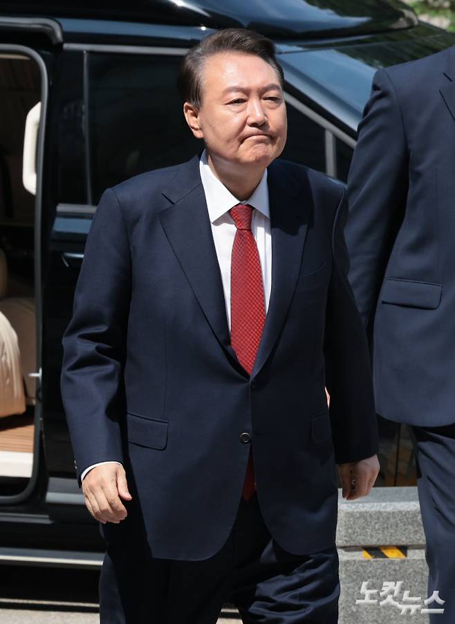 윤석열 전 대통령이 26일 서울 서초구 서울중앙지방법원에서 열린 내란 우두머리 혐의ㆍ직권남용 권리행사 방해 혐의 사건 5차 공판에 출석하고 있다. 사진공동취재단