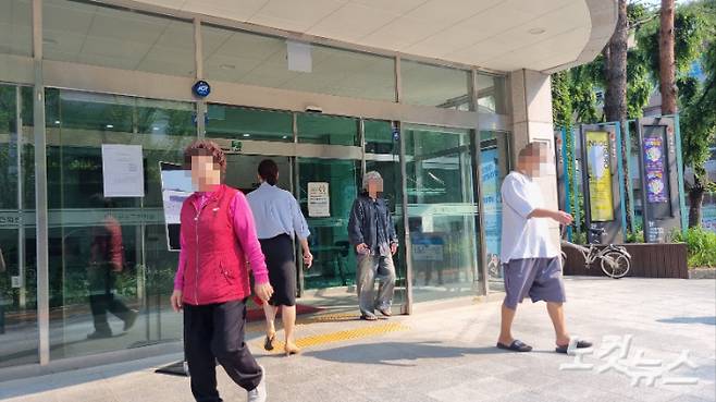 제21대 대통령 선거 사전투표가 시작된 29일 오전 8시 30분쯤 서울 구로구 구로5동 사전투표소를 찾는 시민들의 발걸음이 이어지고 있다. 김지은 기자