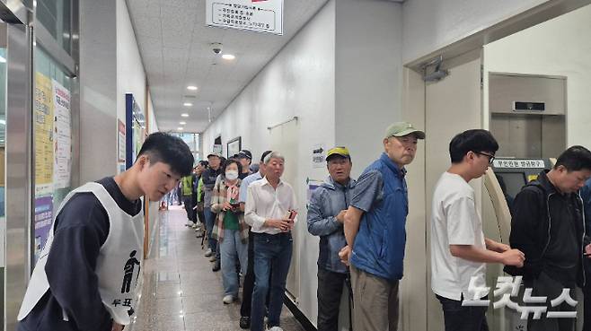 제21대 대선 사전투표 첫날인 29일 오전 5시 50분쯤 광주 북구 양산동 사전투표소에 투표 시작을 기다리는 유권자들로 긴 줄이 생겼다. 한아름 기자