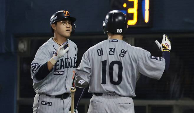 28일 서울 송파구 잠실야구장에서 열린 2025 프로야구 KBO리그 한화 이글스와 LG 트윈스의 경기. 연장 11회초 2사 1루 한화 채은성이 좌월 투런 홈런을 날리고 하이파이브를 하고 있다. 연합뉴스