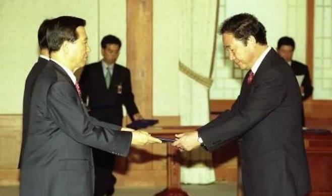 김대중 전 대통령에게 임명장을 받는 이낙연 전 총리. e영상역사관 캡처