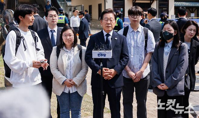 이재명 더불어민주당 후보가 29일 서울 서대문구 신촌동 주민센터에서 제 21대 대통령선거 사전투표를 마치고 기자들의 질문에 답변하고 있다. 박종민 기자