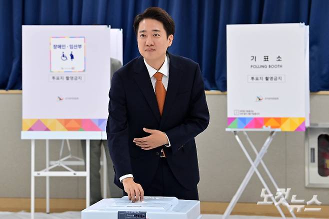 이준석 개혁신당 대선 후보가 29일 오전 경기 화성시 동탄9동 행정복지센터에 마련된 사전투표소에서 투표를 하고 있다. 동탄=류영주 기자