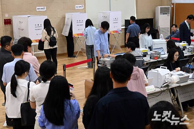 제21대 대통령선거 사전투표가 시작된 29일 투표소에서 유권자들이 투표를 하고 있다. 윤창원 기자