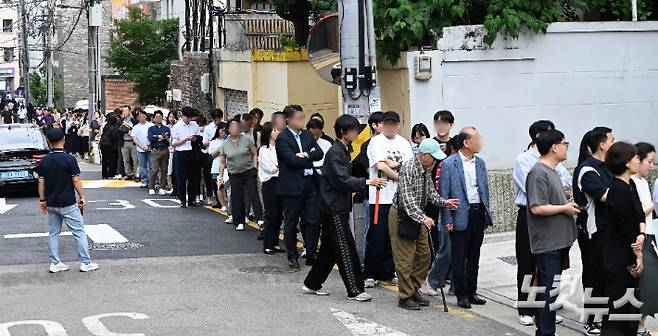제21대 대통령 선거 사전 투표 첫날인 29일 오후 서울 종로구 사직동 주민센터에 마련된 사전투표소에서 유권자들이 투표를 하기 위해 길게 줄을 서고 있다. 사진은 해당 기사와 무관하다. 류영주 기자