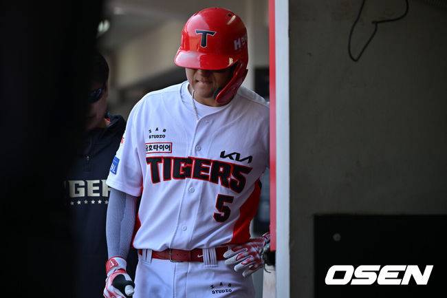 [OSEN=광주, 조은정 기자]22일 광주KIA챔피언스필드에서 2025 신한 SOL Bank KBO리그 KIA 타이거즈와 NC 다이노스의 개막전이 열린다.홈팀이자 디펜딩 챔피언 KIA는 에이스 제임스 네일을 출격, 원정팀 NC는 새 외국인 투수 로건 앨런을 선발로 내세웠다.3회말 1사 KIA 김도영이 안타를 날린 후 햄스트링 통증을 호소하며 윤도현으로 교체됐다. 입술을 깨물고 라커룸으로 향하고 있다. 2025.03.22 /cej@osen.co.kr