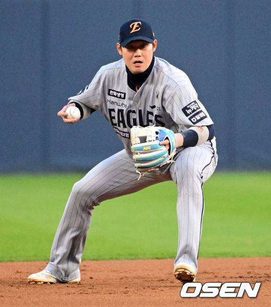 [OSEN=잠실, 지형준 기자] 10일 오후 서울 잠실야구장에서 2025 신한 SOL Bank KBO리그 두산 베어스와 한화 이글스의 경기가 열렸다.이날 두산은 잭로그, 한화는 와이스를 선발로 내세웠다.1회말 무사에서 한화 하주석이 두산 정수빈의 유격수 땅볼 타구를 처리하고 있다. 2025.04.10 / jpnews@osen.co.kr