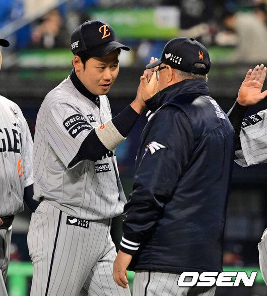 [OSEN=잠실, 지형준 기자] 한화가 모처럼 폭발한 다이너마이트 타선을 앞세워 잠실 3연전 위닝시리즈에 성공했다.&nbsp;프로야구 한화 이글스는 10일 서울 잠실구장에서 열린 2025 신한 SOL뱅크 KBO리그 두산 베어스와의 시즌 3차전에서 7-2로 승리했다.&nbsp;한화는 2연패 뒤 2연승을 달리며 주중 3연전을 위닝시리즈로 장식했다. 시즌 6승 10패. 반면 2연승 뒤 2연패에 빠진 두산은 7승 9패가 됐다.&nbsp;경기를 마치고 한화 김경문 감독이 하주석과 하이파이브를 하고 있다. 2025.04.10 / jpnews@osen.co.kr
