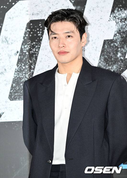 [OSEN=조은정 기자]영화 '야당' 언론배급시사회 및 기자간담회가 7일 서울 강남구 메가박스 코엑스에서 열렸다.‘야당’은 대한민국 마약판을 설계하는 브로커 ‘야당’, 더 높은 곳에 오르려는 ‘검사’, 마약 범죄 소탕에 모든 것을 건 ‘형사’가 서로 다른 목적을 가지고 엮이며 펼쳐지는 범죄 액션 영화다.배우 강하늘이 포즈를 취하고 있다. 2025.04.07 /cej@osen.co.kr