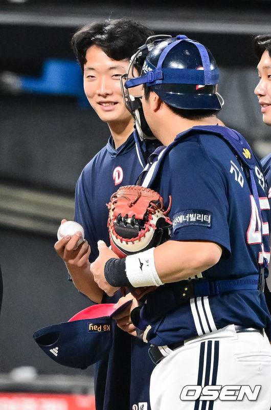 [OSEN=수원, 박준형 기자] 두산 베어스가 28일 수원KT위즈파크에서 열린 2025 신한 SOL뱅크 KBO리그 KT 위즈와의 시즌 8차전에서 12-3 완승을 거뒀다.두산은 전날 패배과 함께 KT전 4연패를 끊어내며 시즌 22승 3무 29패를 기록했다. 두산 타선이 두 자릿수 득점을 올린 건 지난 4일 대구 삼성 라이온즈전(11-6 승리) 이후 24일 만이다. 반면 최근 5연승이 좌절된 KT는 27승 3무 25패가 됐다.&nbsp;경기종료 후 데뷔 첫승 거둔 최민석이 김기연 포수에게 첫승 기념구를 받은뒤 미소 짓고 있다.  2025.05.28 / soul1014@osen.co.kr