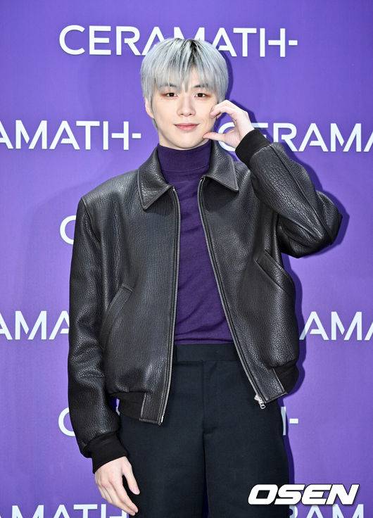 [OSEN=조은정 기자]22일 서울 강남구 한 뷰티 디바이스 브랜드의 플래그십 스토어에서 오픈 기념 포토월 행사가 열렸다.이날 행사에는 티파니, 권유리, 강다니엘, 고준희, 수현, 이주연, 효민, 장희진, 엑소 찬열,  김재중, 전혜빈, 다샤 타란이 참석했다.가수 강다니엘이 포즈를 취하고 있다. 2024.11.22 /cej@osen.co.kr