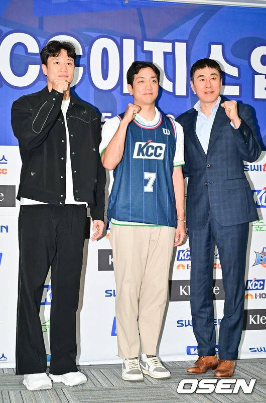 [OSEN=박준형 기자]  허훈 KCC 이지스 입단식이 29일 오후 서울 논현동 KBL 사옥에서 진행됐다.KCC는 지난 28일 “FA&nbsp;허훈을 계약기간 5년, 보수 총액 8억원(연봉 6억5000만원·인센티브 1억5000만원)에 영입했다”고 발표했다. 이에 따라 허재 전 국가대표팀 감독의 아들인 허웅과 허훈은 프로에서는 처음 같은 팀이 됐다.&nbsp;KCC 허웅과 허훈, 이상민 감독이 포즈를 취하고 있다.  2025.05.29/ soul1014@osen.co.kr