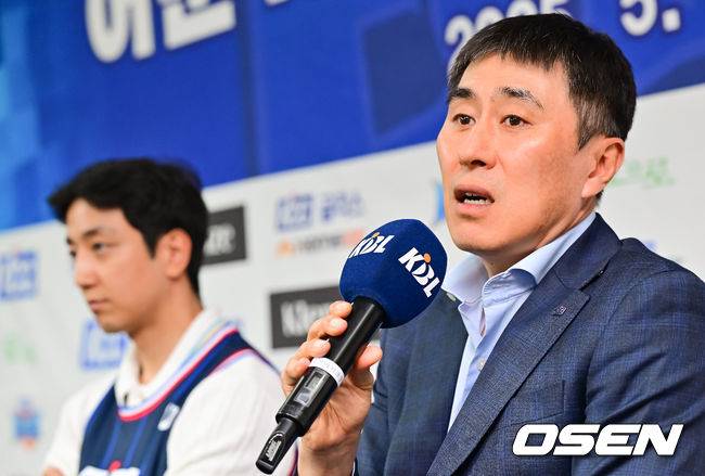 [OSEN=박준형 기자]  허훈 KCC 이지스 입단식이 29일 오후 서울 논현동 KBL 사옥에서 진행됐다.KCC는 지난 28일 “FA&nbsp;허훈을 계약기간 5년, 보수 총액 8억원(연봉 6억5000만원·인센티브 1억5000만원)에 영입했다”고 발표했다. 이에 따라 허재 전 국가대표팀 감독의 아들인 허웅과 허훈은 프로에서는 처음 같은 팀이 됐다.&nbsp;KCC 이상민 감독이 질문에 답하고 있다.  2025.05.29/ soul1014@osen.co.kr