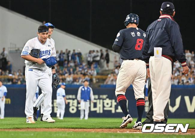 [OSEN=대구, 이석우 기자] 29일 대구삼성라이온즈파크에서 2025 신한 SOL 뱅크 KBO 리그 삼성 라이온즈와 롯데 자이언츠의 경기가 열렸다. 홈팀 삼성은 최원태가, 방문팀 롯데는 박세웅이 선발 출전했다. 삼성 라이온즈 선발 투수 최원태가 5회초 2사 롯데 자이언츠 전준우에게 몸에 맞는 볼을 던지고 벤치 클리어링이 있은 후 사과하고 있다. 2025.05.29 / foto0307@osen.co.kr