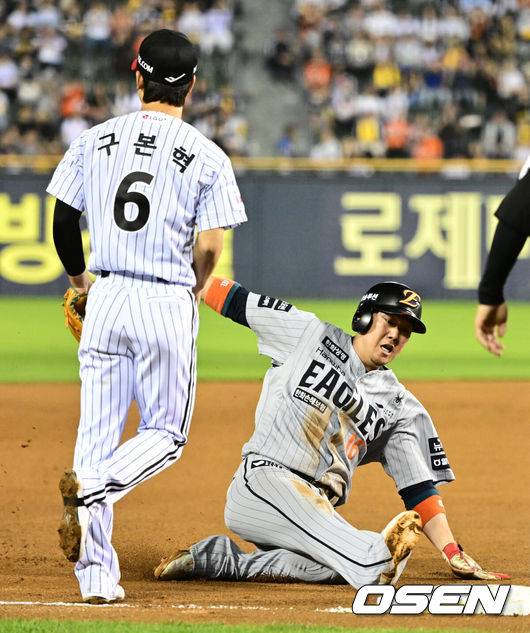 [OSEN=잠실, 지형준 기자] 29일 오후 서울 잠실구장에서 ‘2025 신한 SOL Bank KBO리그’ LG 트윈스와 한화 이글스의 경기가 열렸다.이날 LG는 손주영, 한화는 라이언 와이스를 선발투수로 내세웠다.6회초 무사 1루에서 한화 하주석이 문현빈의 좌전 안타에 3루에서 세이프되고 있다. 2025.05.29 /jpnews@osen.co.kr