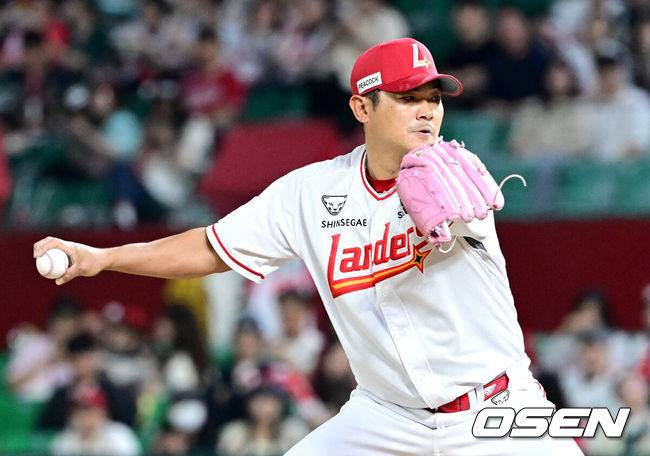 [OSEN=인천, 최규한 기자] 29일 인천 SSG랜더스필드에서 ‘2025 신한 SOL Bank KBO리그’ SSG 랜더스와 NC 다이노스의 경기가 열렸다.이날 홈팀 SSG은 김건우, 방문팀 NC는 로건 앨런을 선발로 내세웠다.7회초 1사 주자없는 상황 마운드에 오른 SSG 노경은이 힘차게 공을 뿌리고 있다. 2025.05.29 / dreamer@osen.co.kr