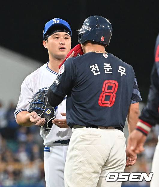 [OSEN=대구, 이석우 기자] 29일 대구삼성라이온즈파크에서 2025 신한 SOL 뱅크 KBO 리그 삼성 라이온즈와 롯데 자이언츠의 경기가 열렸다. 홈팀 삼성은 최원태가, 방문팀 롯데는 박세웅이 선발 출전했다. 삼성 라이온즈 선발 투수 최원태가 5회초 2사 롯데 자이언츠 전준우에게 몸에 맞는 볼을 던지고 벤치 클리어링이 있은 후 사과하고 있다. 2025.05.29 / foto0307@osen.co.kr