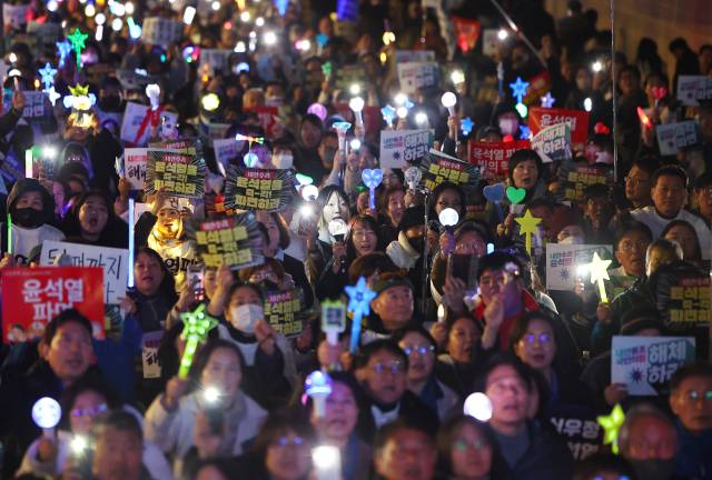 ▲지난 3월 14일 서울 광화문 앞에서 열린 '내란수괴 윤석열 즉각 파면 긴급행동' 집회 참가자들이 구호를 외치고 있다. ⓒ연합뉴스