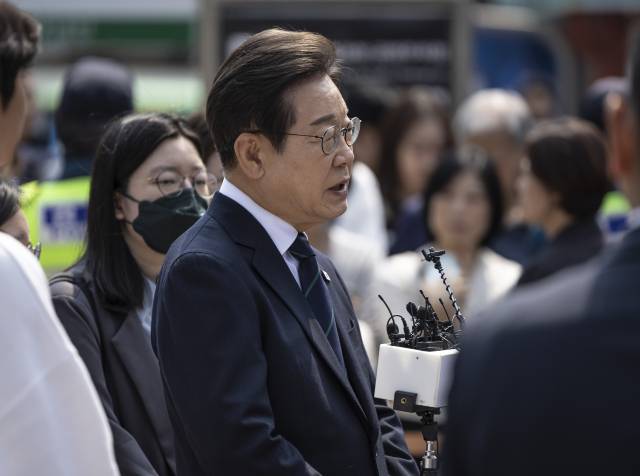 ▲더불어민주당 이재명 대선후보가 21대 대통령선거 사전투표 첫날인 29일 서울 서대문구 신촌동 주민센터에서 투표를 마친 뒤 취재진과 인터뷰에서 질문에 답하고 있다. ⓒ연합뉴스