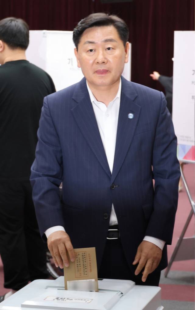 ▲김관영 전북도지사가 29일 오전 도청 대회의실에 마련된 효자5동 사전투표소에서 제21대 대통령선거 사전투표를 하고 있다. ⓒ연합뉴스