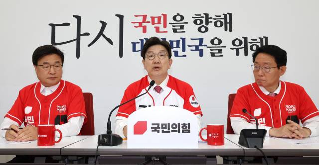 ▲국민의힘 권성동 공동선거대책위원장(가운데)이 29일 국회에서 기자간담회를 열고 더불어민주당 이재명 대선후보가 경기지사 시절 경기 시흥시 거북섬 소재 인공서핑장인 '웨이브파크'를 조성한 것을 두고 상가 공실 피해 등을 지적하며 추가 공약 발표를 하고 있다. ⓒ연합뉴스