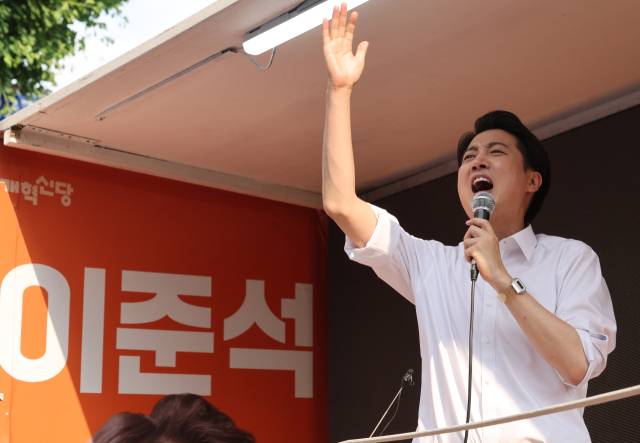 ▲개혁신당 이준석 대선 후보가 제21대 대통령선거 사전투표 첫날인 29일 서울 성북구 안암역 인근에서 열린 유세에서 지지를 호소하고 있다. ⓒ연합뉴스