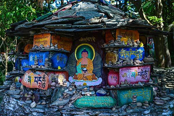 노블링카사원에 있는 마니석에 새겨진 불교 진언.