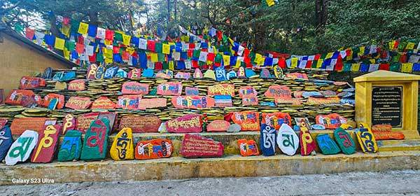 남걀사원 코라길의 마니스톤과 오색 룽다.