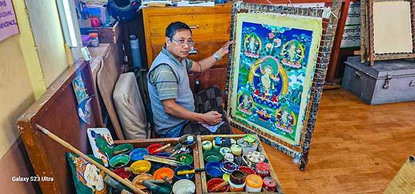 노블링카사원의 화실에서 불화를 그리는 화공.