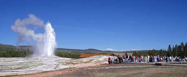 올드페이스풀 간헐천old faithful geyser. 옐로스톤을 상징하는 수백 개의 간헐천 중에서 가장 규모가 크고 유명한 것이 올드페이스풀이다. 일정한 시간 간격(60~90분)으로 뜨거운 수증기와 물보라를 30~60m 높이로 분출시키는데, 오랫동안 그런 모습을 변함없이 보여 주기 때문에 '오래된 신뢰'라는 이름을 가졌다.