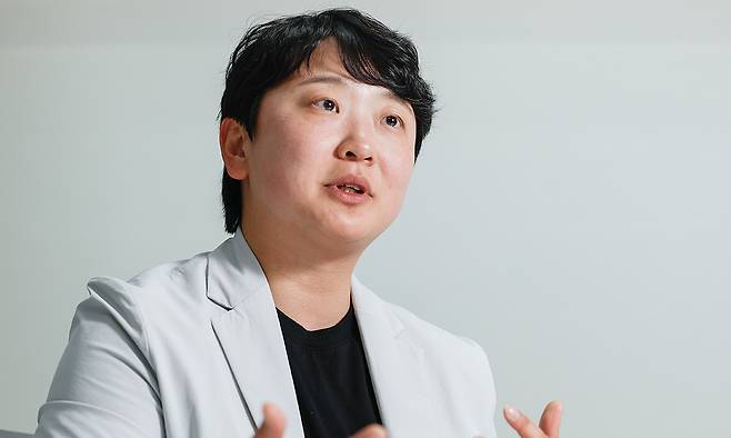 이보미(36) 교사노조 위원장이 19일 서울 영등포구 교사노조 사무실에서 “교직 문화를 바꾸기 위해선 교사들이 목소리를 내야 한다”고 강조하고 있다. 최상수 기자