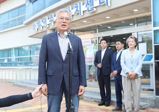 문재인 전 대통령이 21대 대선 사전투표 첫날인 29일 오전 경남 양산시 하북면 주민자치센터에 마련된 사전투표소에서 투표 후 취재진과 인터뷰하고 있다. 오른쪽은 김정숙 여사. 연합뉴스
