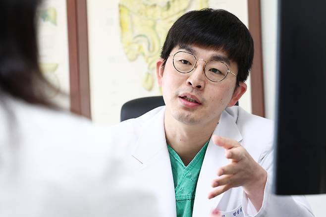 박성실 한양대병원 외과 교수가 지난 27일 서울 성동구 한양대병원에서 진행된 인터뷰에서 “최근 젊은 세대들의 대장암 발병 요인 중 하나는 항생제 오남용”이라고 밝혔다. 한윤종 기자