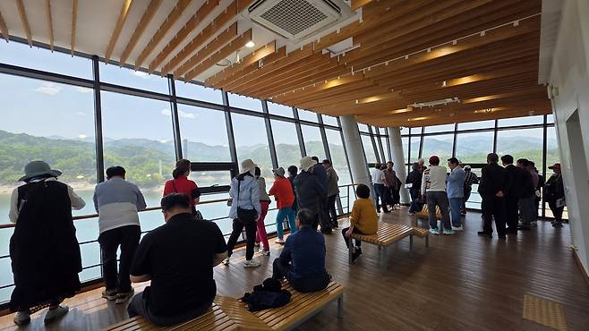 지천댐 건설로 수몰되거나 직·간접 영향을 받는 청양·부여 지역 주민들이 경북의 한 댐 건설후 지원시설과 주민소득사업 현장을 견학했다.