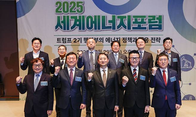 전의찬 세종대학교 교수(왼쪽 아래부터 반시계방향으로), 명창환 전라남도 행정부지사, 안덕근 산업통상자원부 장관, 정희택 세계일보 사장, 이상훈 한국에너지공단 이사장, 홍정석 한국과학기술기획평가원 연구위원, 염성오 거린에너지 한국 부지사장, 김기청 한국기후환경원 부원장, 정용헌 전 아주대학교 교수, 강상구 전라남도 에너지산업국장, 이충국 한국기후변화연구원 실장이 29일 서울 중구 한국프레스센터 국제회의장에서 세계일보 주최로 열린 2025 세계에너지포럼에서 기념촬영을 하고 있다. 최상수 기자