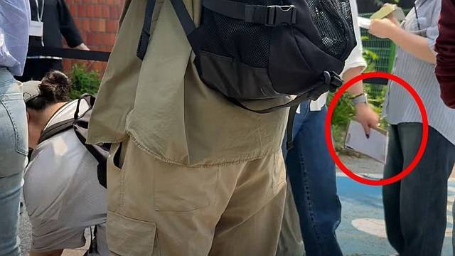 29일 오전 서울 서대문구 신촌동 주민센터 사전투표소에서 포착된 투표용지 추정(빨간원) 물체 모습. 유튜브 ‘애국청년 박준영’&nbsp;캡처