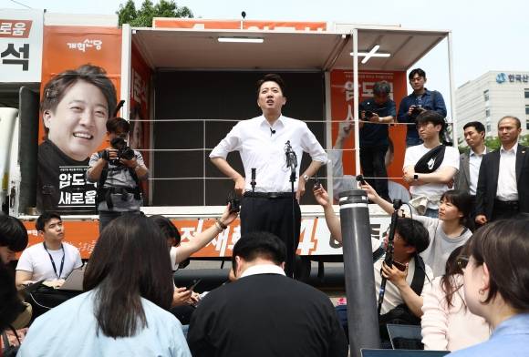 이준석 개혁신당 대선 후보가 28일 서울 영등포구 여의도공원에서 유세를 마친 뒤 취재진과 질의응답하고 있다. 이 후보는 전날 TV 토론에서 했던 여성 신체 관련 발언이 논란이 되자 “심심한 사과를 하겠다”고 밝혔다. 뉴스1