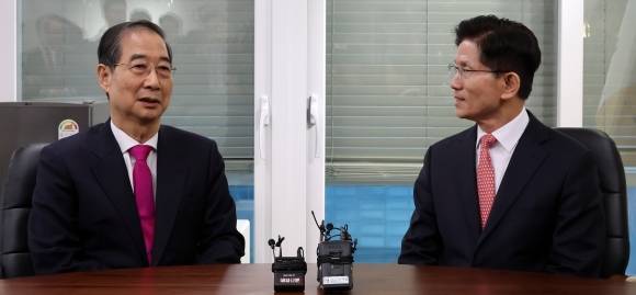 한덕수(왼쪽) 전 국무총리