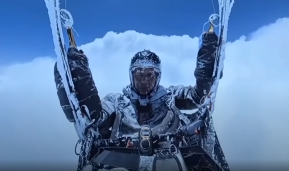 중국에서 한 50대 패러글라이더 조종사가 강력한 상승기류에 휩쓸려 에베레스트 정상 고도에 가까운 약 8600ｍ 상공까지 상승하는 아찔한 사고를 겪은 뒤, 1시간 만에 극적으로 착륙에 성공하는 일이 벌어졌다. 유튜브 캡처