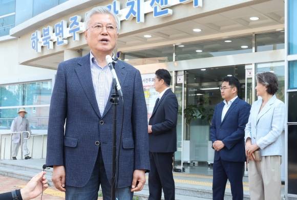 문재인 전 대통령이 21대 대선 사전투표 첫날인 29일 오전 경남 양산시 하북면 주민자치센터에 마련된 사전투표소에서 투표 후 취재진과 인터뷰하고 있다. 맨 오른쪽은 김정숙 여사. 2025.5.29. 연합뉴스